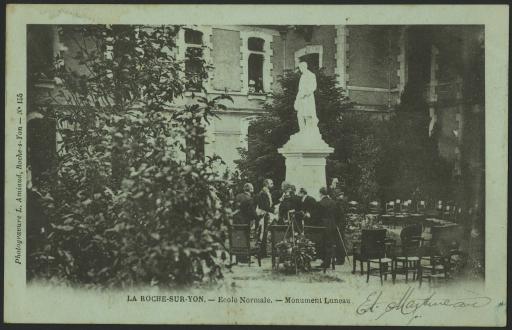 La statue de Sébastien Luneau dans la cour de l'école normale d'instituteurs, boulevard Louis Blanc : lors de son inauguration en 1899 (vue 1) / Mme Milheau phot. (vue 2).